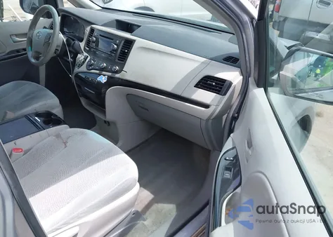 2012 Toyota Sienna Le V6 8 Passenger z USA, uszkodzony, nr VIN 5TDKK3DC5CS183731